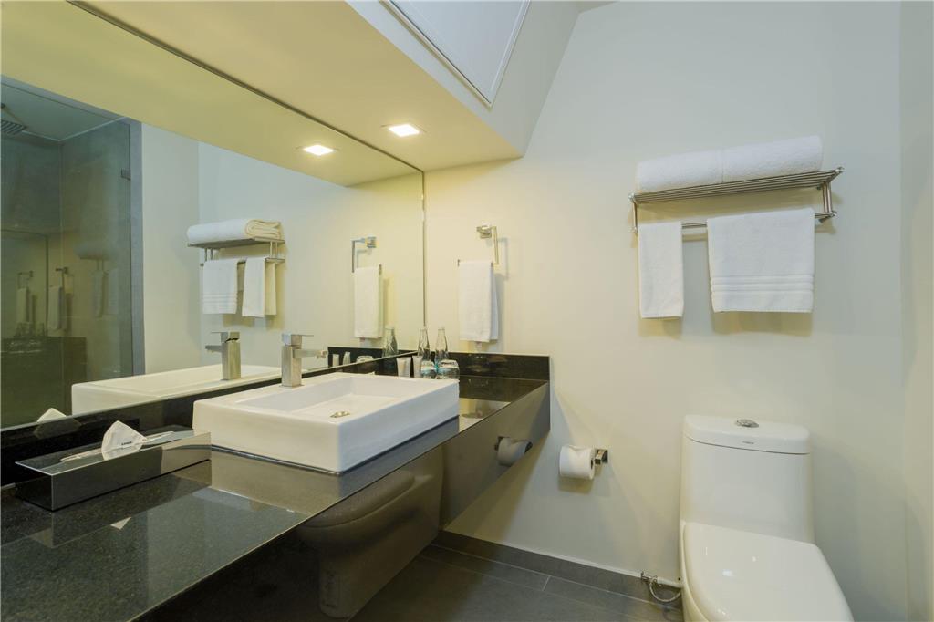 Junior Suite bathroom