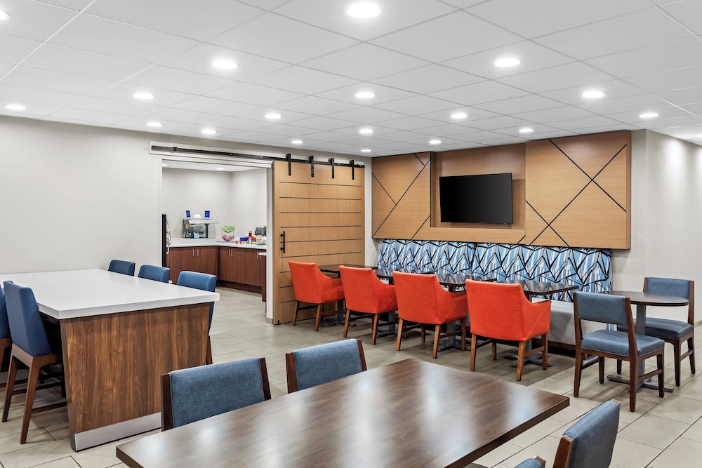 Holiday Inn Express Suites Charleston by IHG - photo 54