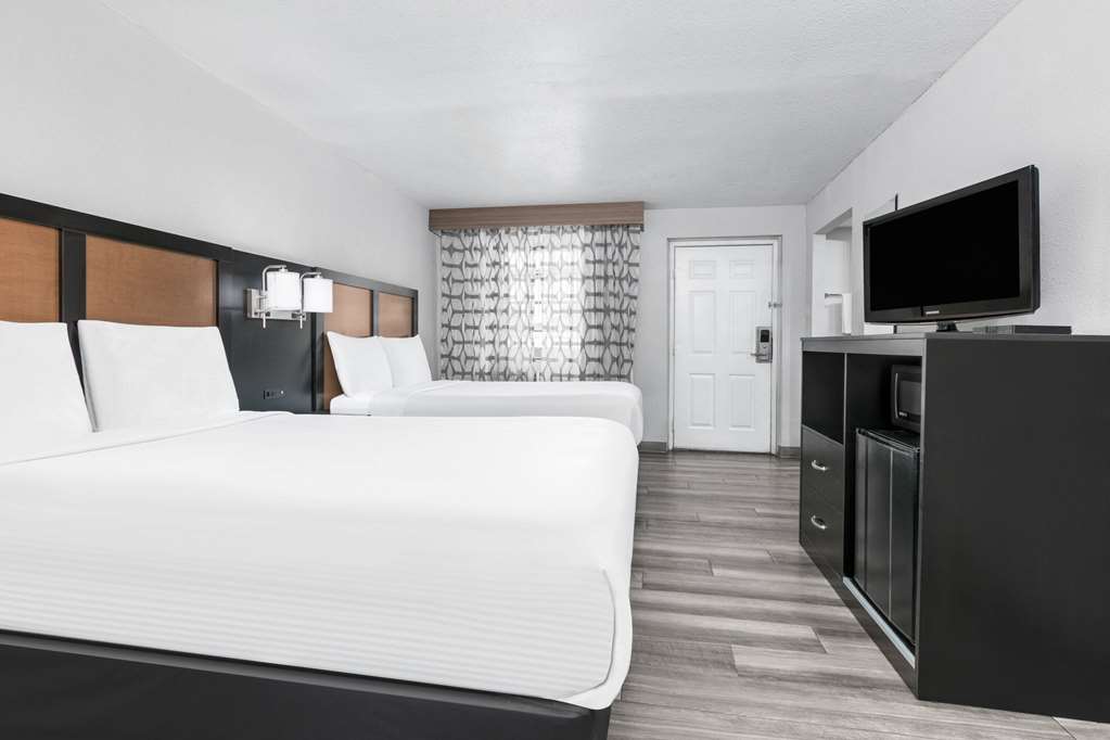 Baymont by Wyndham Austin University Area - photo 17
