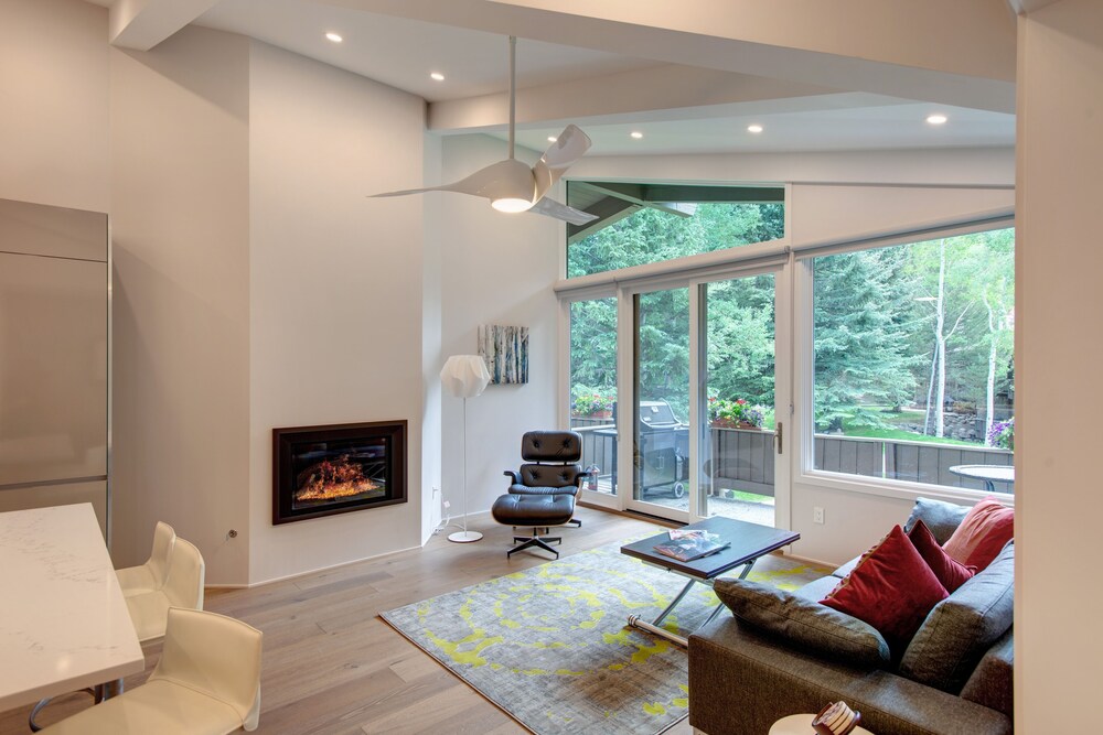 Deluxe 2 Bedroom Apartments at Resort with Outdoor Pool & Hot Tub — hotel in Aspen