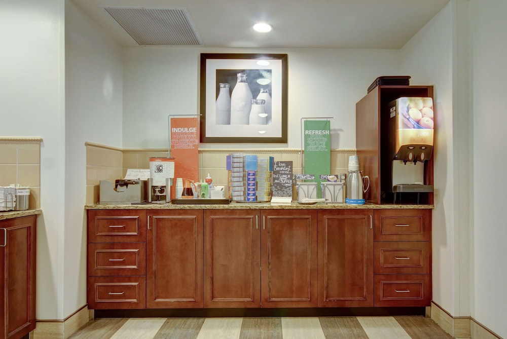 Hampton Inn & Suites Alexandria - photo 30