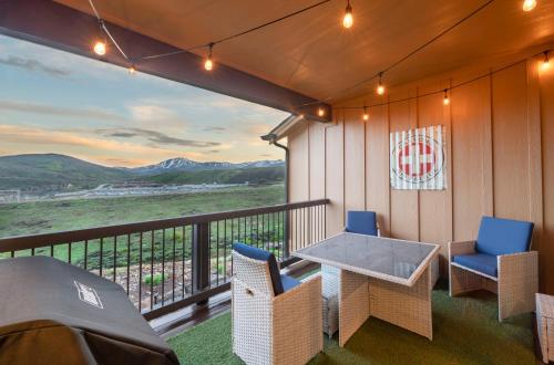 Minutes to Deer Valley and Park City Private Hot Tub Mountain Views Living Family More in Heber, United States