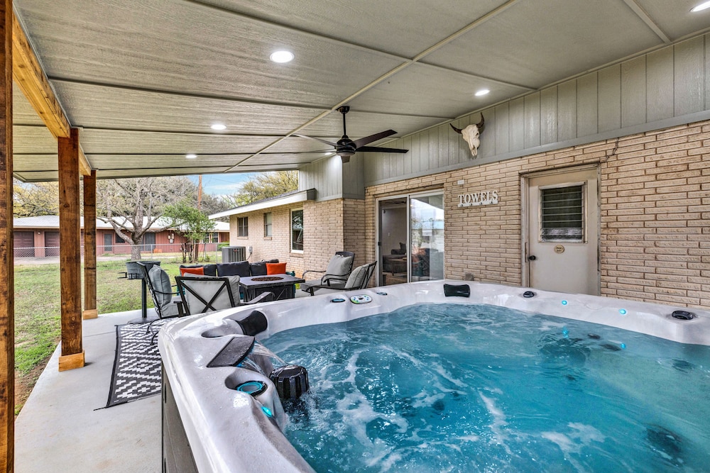 Charming Oasis Hot Tub & Fire Pit 1mi To Dwntn — 4-Star Luxury Hotel in Fredericksburg, United States
