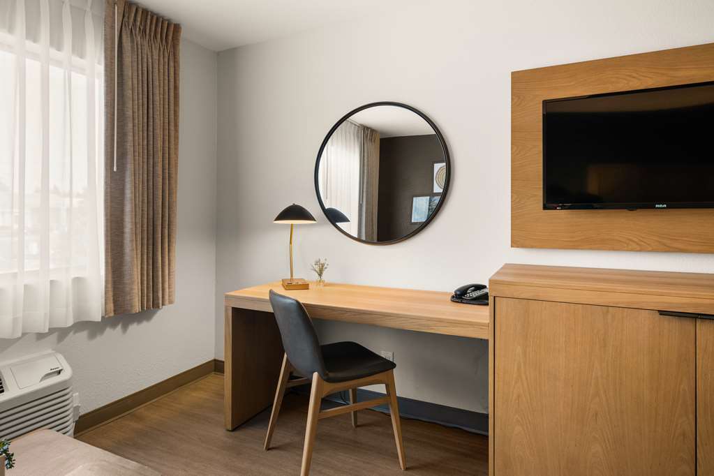 Oxford Suites Redding - photo 5