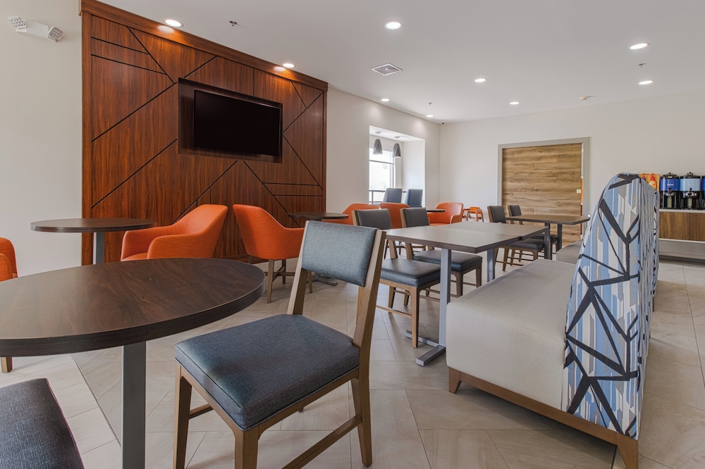 Holiday Inn Express Hartford Newington by IHG - photo 60