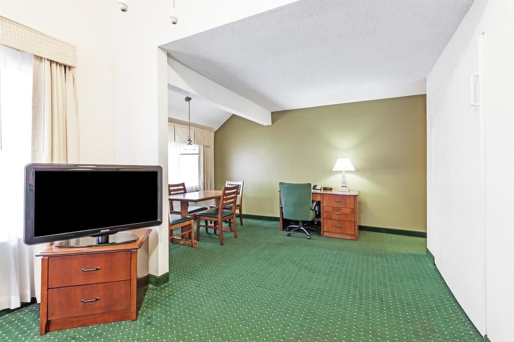 Hawthorn Suites by Wyndham Tyler - photo 7