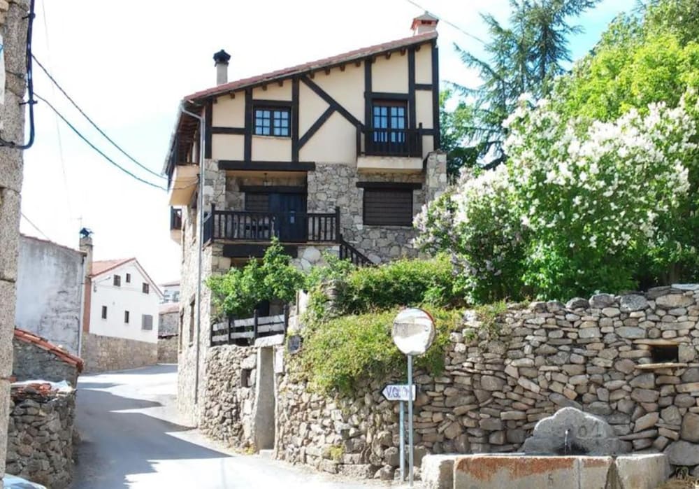 Artesano I Y Iii - carbon neutral hotel in Navarredonda De Gredos