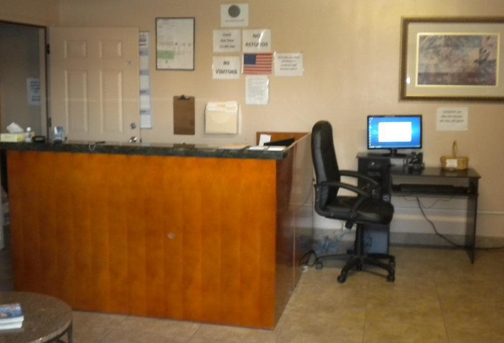 Payless Inn - photo 13