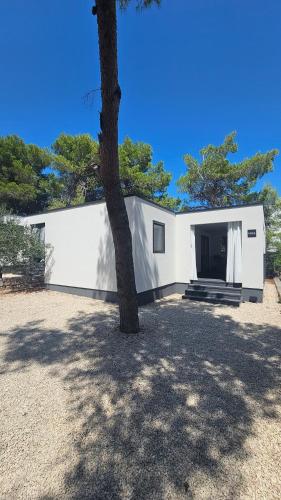 Premium mobile home FJAKA Oaza Mira Camping Croatia — 4-Star Luxury Hotel in Pakostane, Croatia