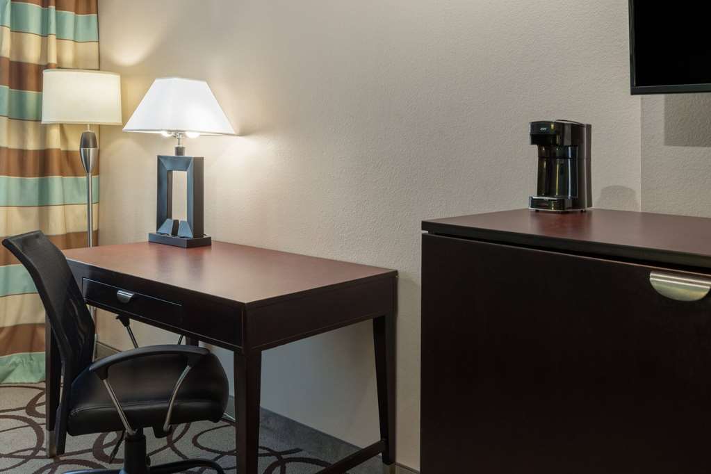La Quinta Inn & Suites by Wyndham Fort Worth Lake Worth - photo 13