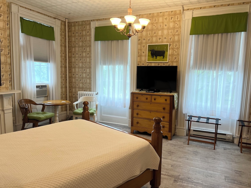 Rogues Harbor Inn - photo 31