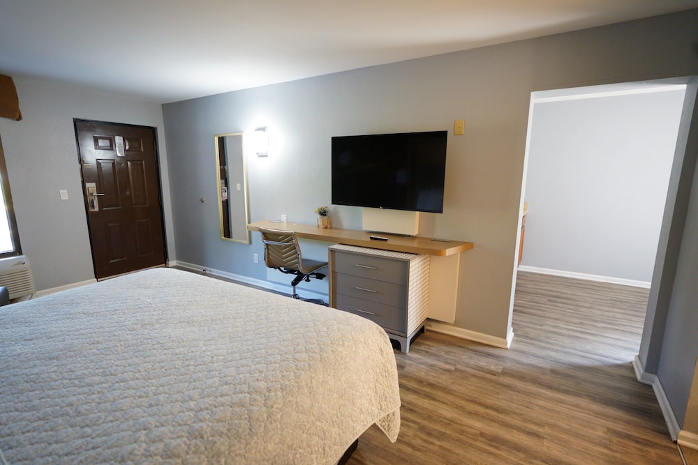 Columbus Inn and Suites - photo 10