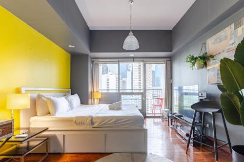 Central Stay w King bed near Greenbelt 55 In TV — 4-Star Luxury Hotel in Manila, Philippines