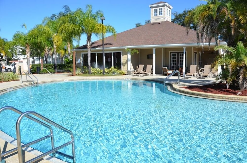 Lucaya 4 Bedrooms 4 Baths Townhome Spacious Living Room - photo 14