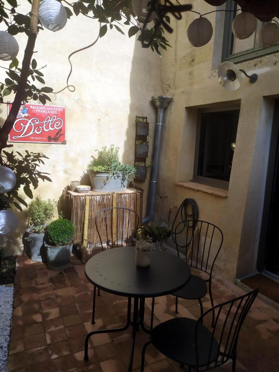 La Casamia Uzes Maison Avec Cour Privative a 2 Pas de la Place Aux Herbes — 4-Star Luxury Hotel in Uzes, France