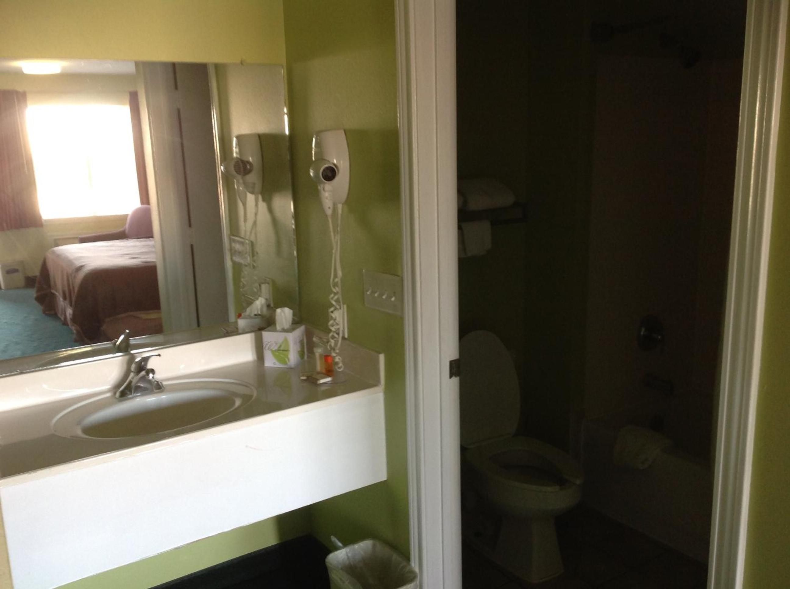 Howard Johnson by Wyndham Grand Prairie Near Lone Star Park - photo 38