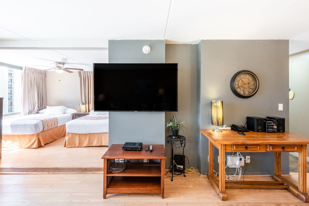 Spacious 14th Floor Corner Suite Partial Diamond Head and Ocean Views FREE Parking by Koko Resort Vacation Rentals - photo 3