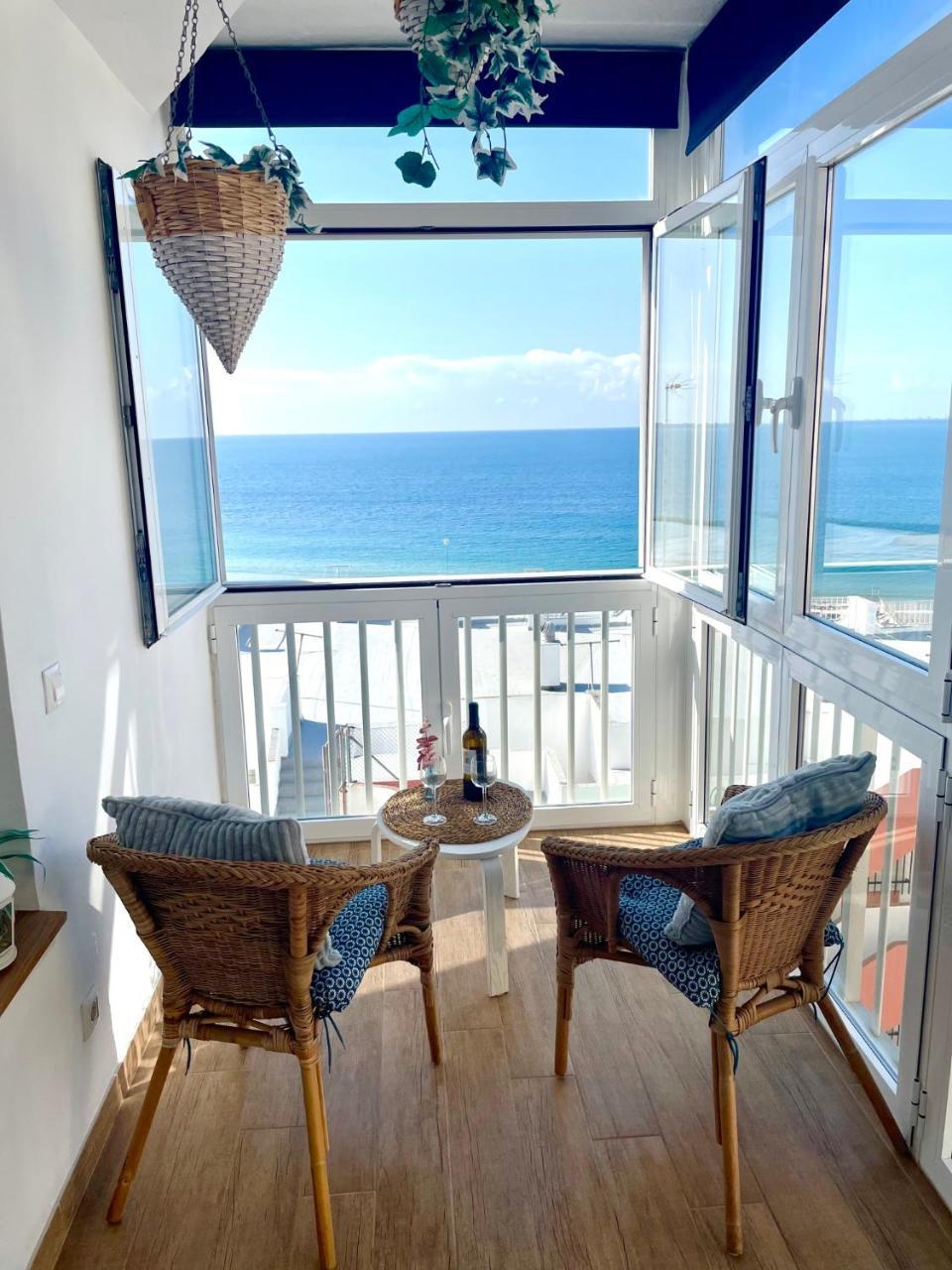 Gatu Casa Muse Junto a la Playa Vista Al Mar Aire Acc Terraza Wifi Y Chimenea Preferente Mayores de 21 Anos Y Familias — 4-Star Luxury Hotel in El Puerto De Santa Maria, Spain