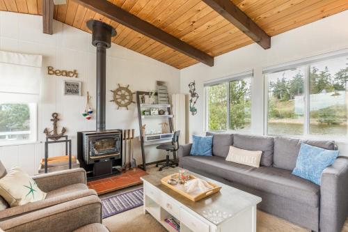 Totally Beachin Getaway by AvantStay Waterfront - photo 8