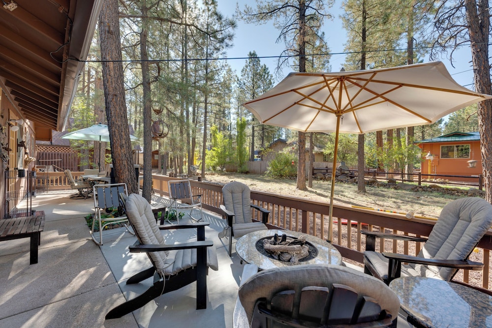 Deck And Fireplace Cozy Pinetop Lakes Cabin — 4-Star Luxury Hotel in Pinetop-Lakeside, United States