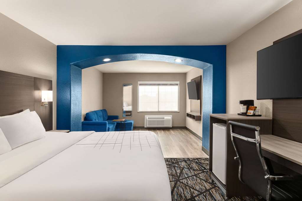 La Quinta Inn & Suites by Wyndham San Antonio N Stone Oak - photo 15