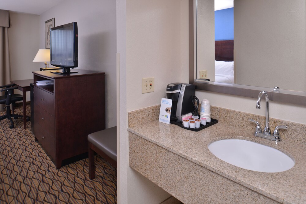 Holiday Inn Express & Suites Central Omaha by IHG - photo 16