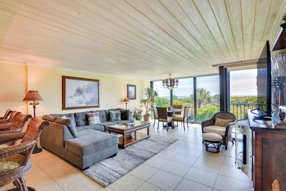Beachfront St Augustine Beach Condo Stunning View — 4-Star Luxury Hotel in Saint Augustine, United States