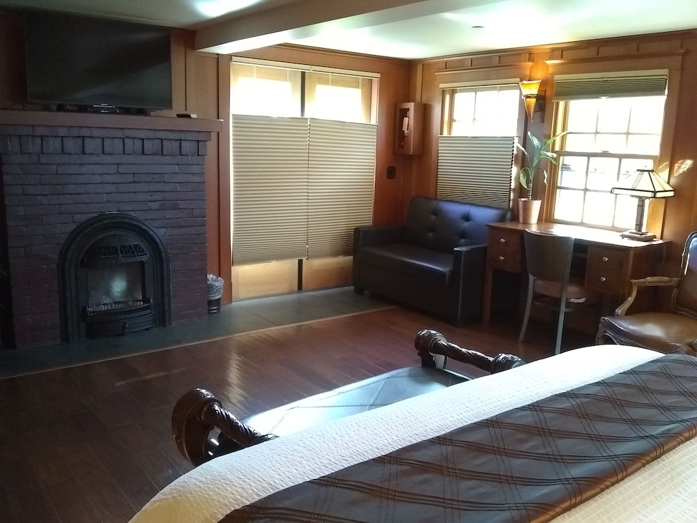 Noyo Harbor Inn Restaurant and Tavern - photo 38