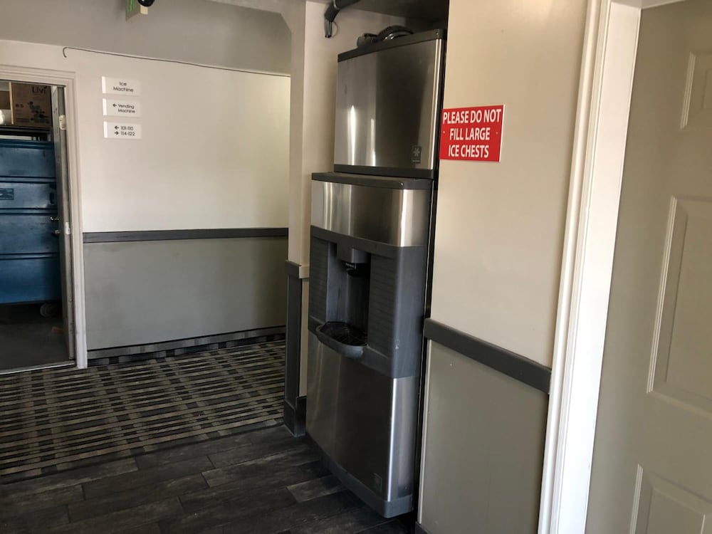 Ameri Stay Inn & Suites - photo 9