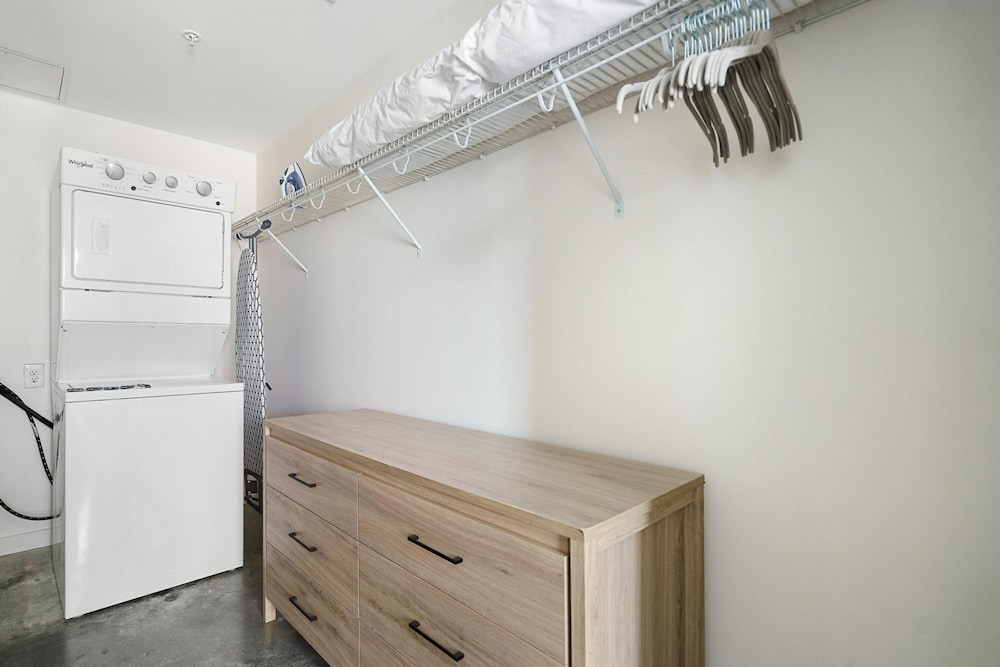 Mid Main Lofts 6424 Cool Designer 1BR Loft Midtown Houston - photo 30