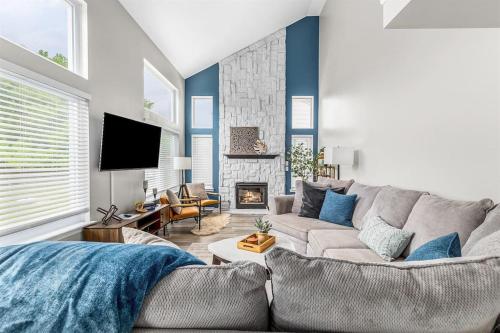 Easy Stay in Anchor Bay Gym Theater Sleeps12 — 4-Star Luxury Hotel in New Baltimore, United States