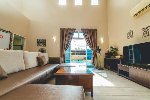 Batu Pahat Santalia Villa 4BR 12pax Private Pool by Our Stay — 4-Star Luxury Hotel in Batu Pahat, Malaysia