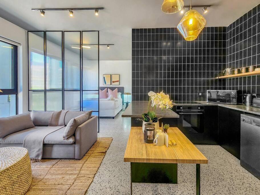 2nd Floor Luxury in City Pool Secure Wifi