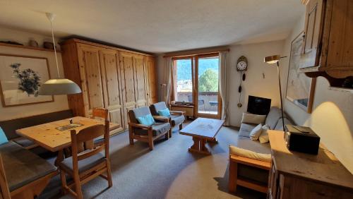 Chesa Bellaval Haus Leivra 2 1 2 Zimmerwohnung — 4-Star Luxury Hotel in Silvaplana, Switzerland