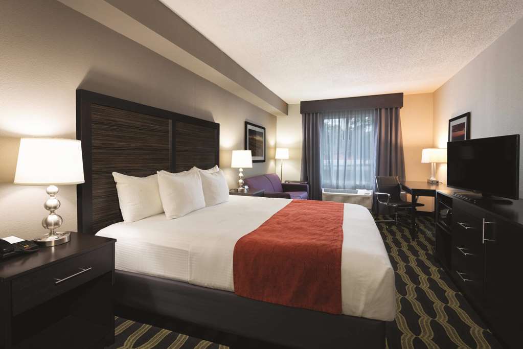 La Quinta Inn & Suites by Wyndham Lynchburg at Liberty Univ. - photo 14