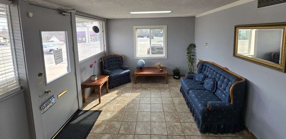 Richmond Inn & Suites - photo 2