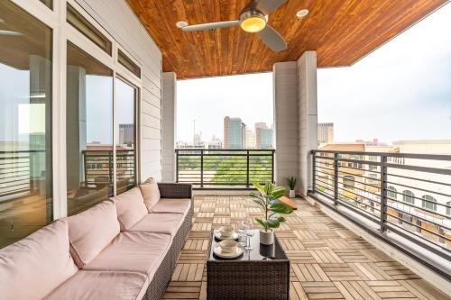 RiverWalk PentHouse Oasis w Free Parking Gym Pool — 4-Star Luxury Hotel in San Antonio, United States