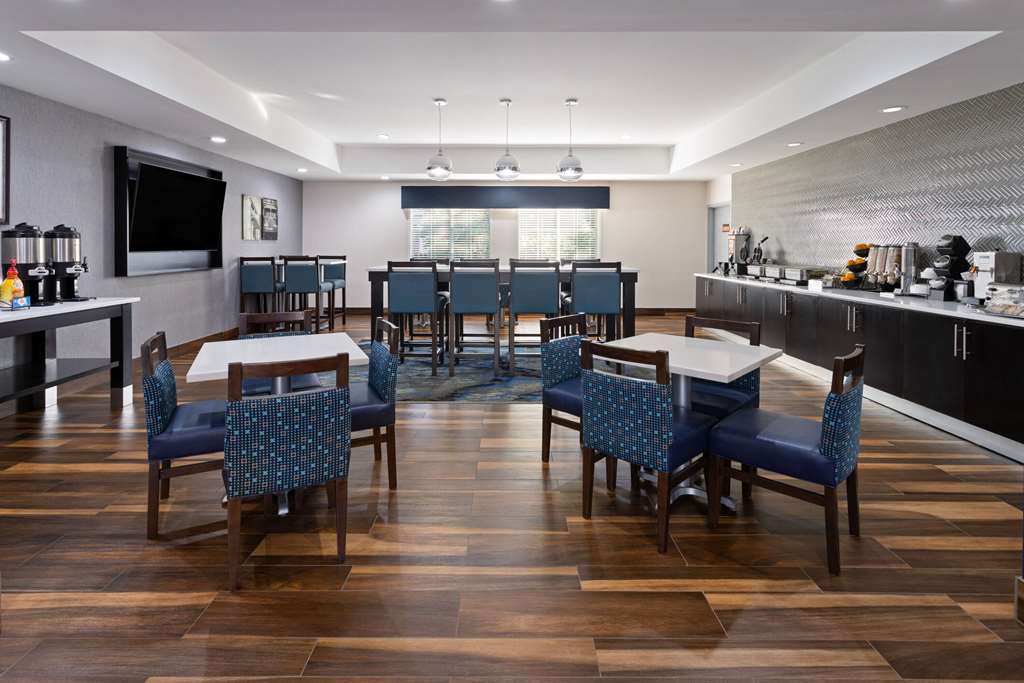 La Quinta Inn & Suites by Wyndham Atlanta South Newnan - photo 42