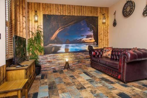 Deluxe Pirate's Cove Themed Apartment — 4-Star Luxury Hotel in St Austell, United Kingdom