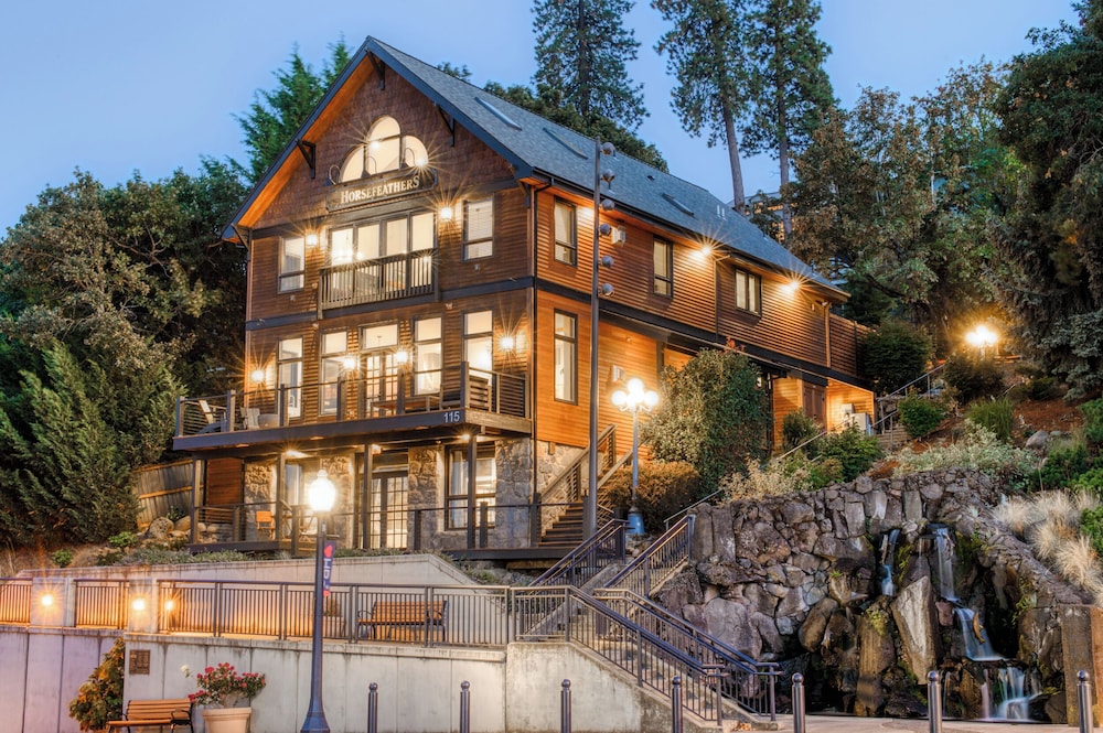 Horsefeathers Hotel - carbon neutral hotel in Hood River