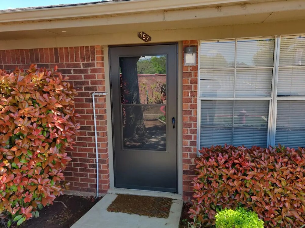 1 Bed Apartment Next To Sw Integris Near Downtown 12952439 — Oklahoma City