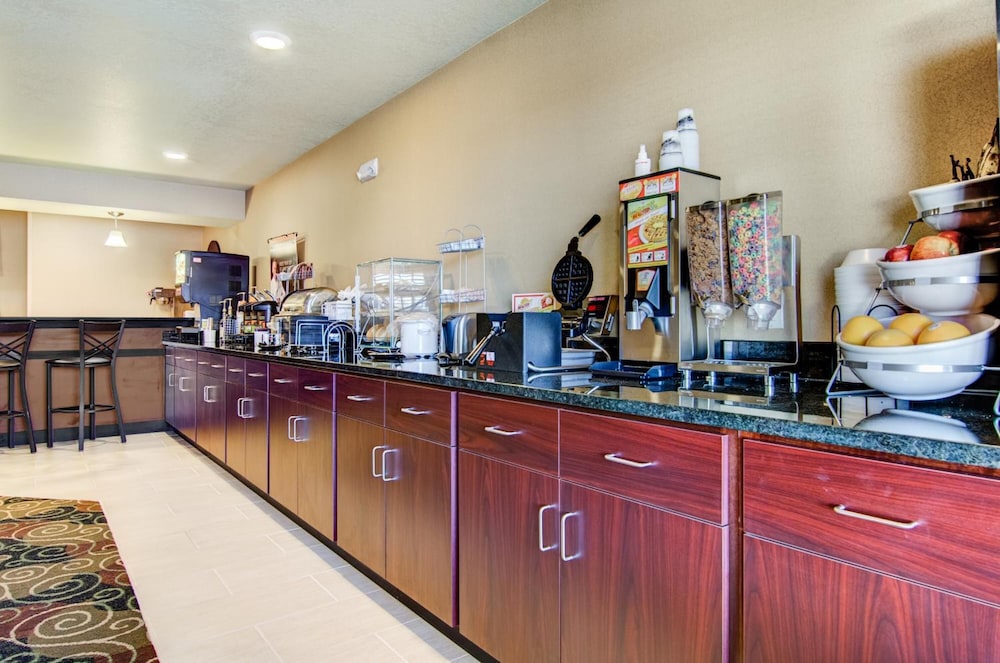 Castle Rock Inn & Suites - photo 47