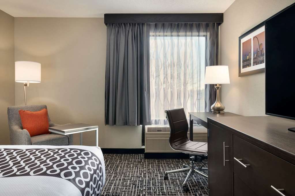 La Quinta Inn & Suites by Wyndham St Louis Route 66 - photo 14
