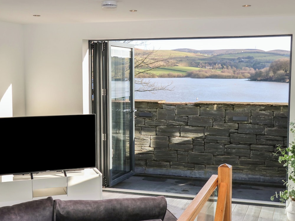 Lake Bank Views — hotel in Littleborough