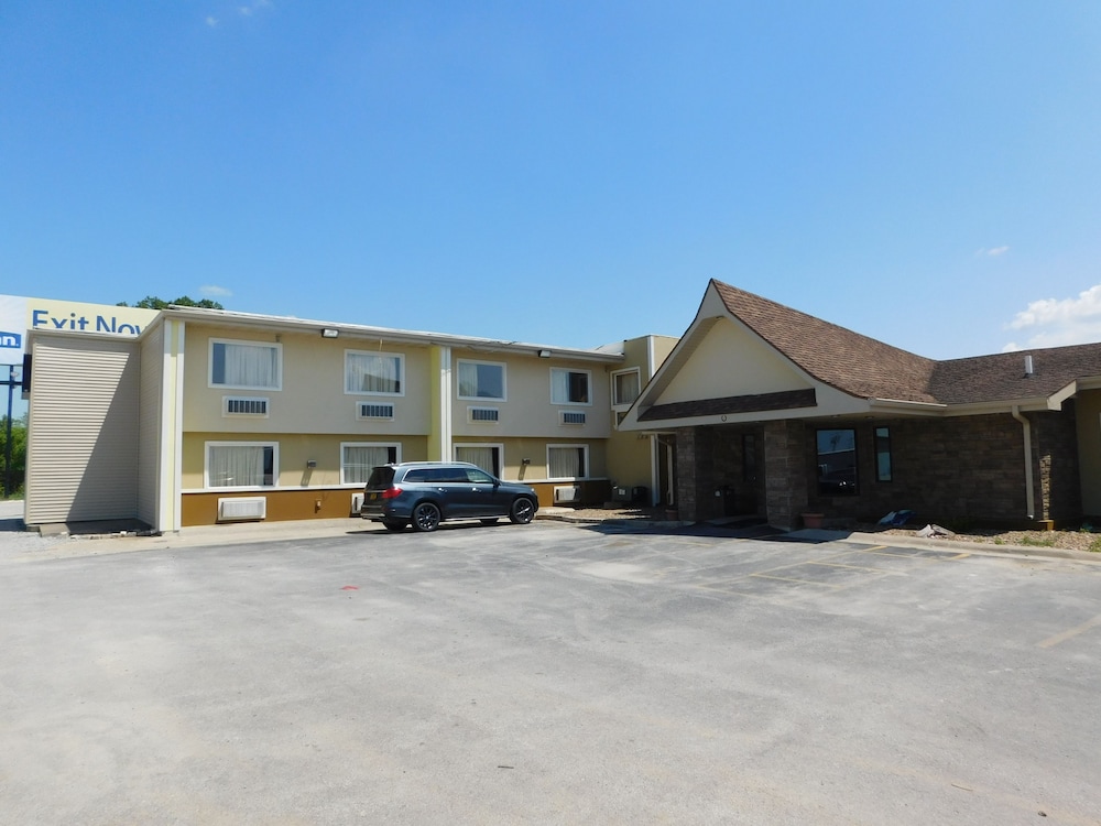 Days Inn by Wyndham West Branch Iowa City Area - photo 28