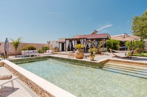 Le Giarre Villa Con Piscina — 4-Star Luxury Hotel in Marausa, Italy