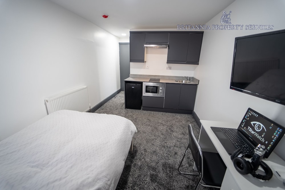 76 Bournbrook Road Equipped Studios Near QE