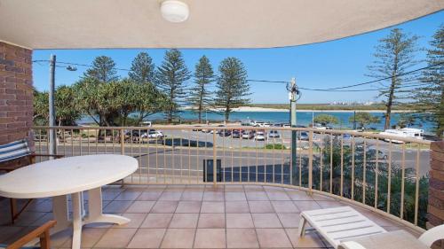 Kookaburra Court Unit 1 Bulcock Beach QLD — hotel in Caloundra