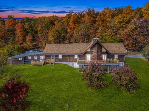 Overlook at Sleepy Creek Sleepy Creek Frontage Secluded Grill Fire Pit Deck Family Friendly Game Room Fishing Hammock View Fireplace — hotel in Morton Grove