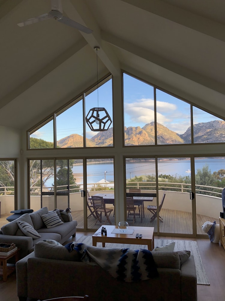 Freycinet Beach House — 4-Star Luxury Hotel in Coles Bay, Australia